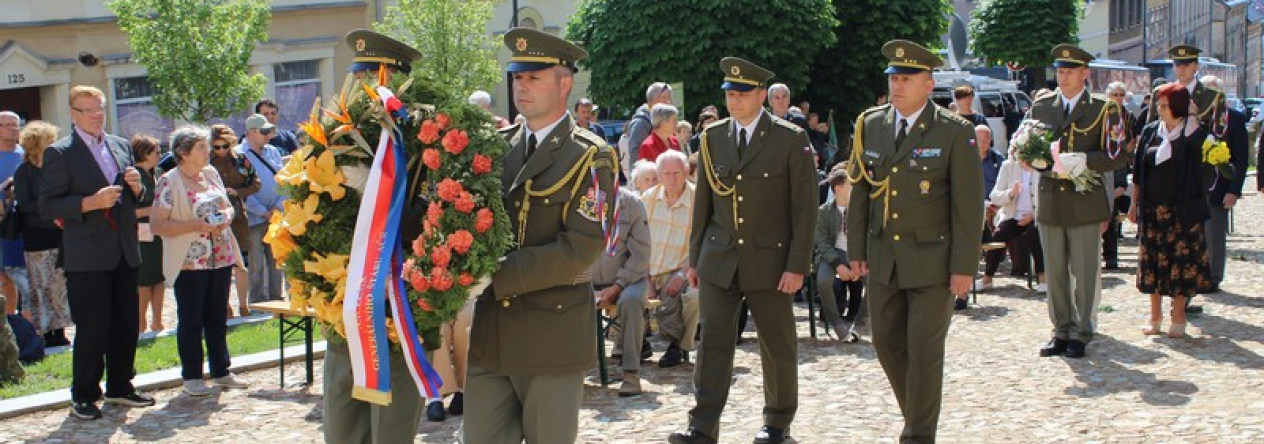 Armádu České republiky zastupoval ředitel Krajského vojenského velitelství Karlovy Vary, plukovník Jaroslav Kořínek