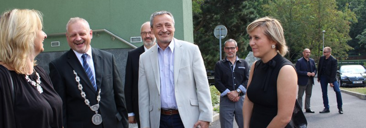 ministra obrany přivítali před Městským úřadem Sokolov radní města, státní správy, policie a Armády ČR