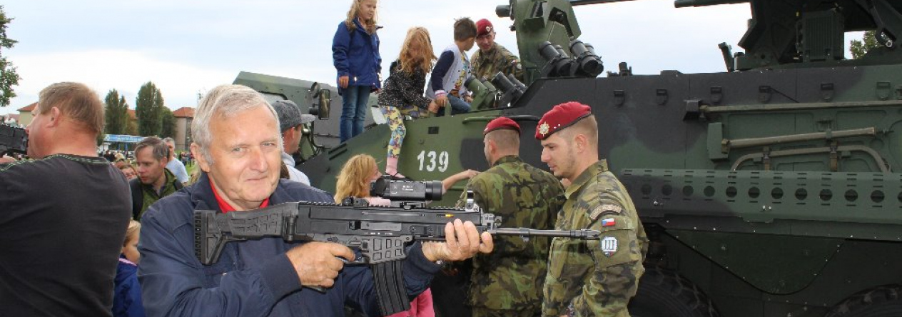 Ukázka vojenské techniky v lesoparku Bohemia