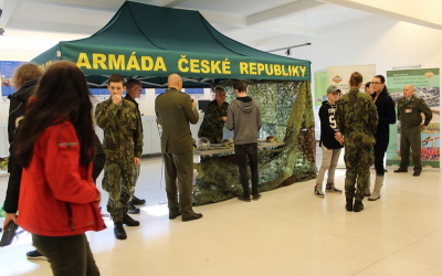 Agentura personalistiky AČR rozvinula svůj stan ve vstupní hale školy