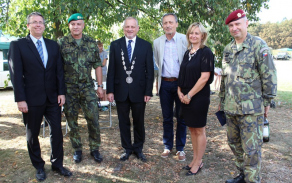 zleva 2. místostarosta Karel Jakobec, ZNGŠ-NŠ genpor. František Malenínský, starosta Jan Picka, ministr obrany Martin Stropnický, 1.místostarostka Renata Oulehlová, velitel 4.brn plk. Náhončík
