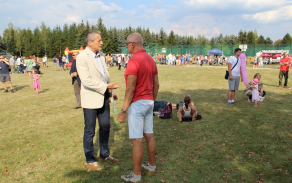 ministr obrany při rozhovoru s návštěvníkem Dne  horníků