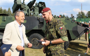 ministr obrany předal ocenení vojákům