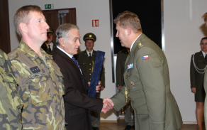 Předání pamětního listu od NGŠ AČR válečnému veteránu por. v. v. Mgr. Františku Hořínkovi