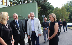 ministra obrany přivítali před Městským úřadem Sokolov radní města, státní správy, policie a Armády ČR