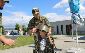 kontrola správnosti nasazení přilby