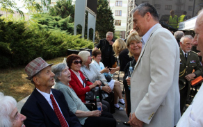 ministr obrany se přivítal s válečnými veterány