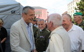 ministr obrany zdraví válečného veterána