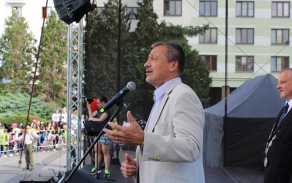 ministr obrany při projevu
