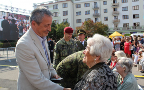 ministr obrany oceňuje druhoválečnou veteránku