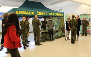 Agentura personalistiky AČR rozvinula svůj stan ve vstupní hale školy