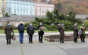 Příslušníci krajského vojenského velitelství Karlovy Vary v čele se zastupujícím ředitelem pplk. Ing. Jaroslavem Šestákem a za přítomnosti hejtmana Karlovarského kraje, přednosty ÚÚř a předsedy Sdružení válečných veteránů Karlovarského kraje 