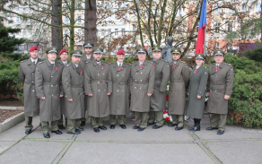 vzpomínka na válečné veterány-společné foto příslušníků KVV Karlovy Vary