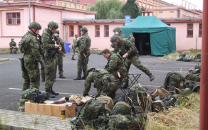 shromaždiště příslušníků AZ, kontrola výstroje