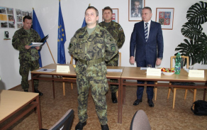 příslušník AZ- rtn. Martin Novotný odceněn za 10 let služby v AZ