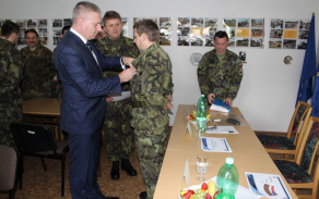 předání stužky za deset let služby v AZ hejtmanem KvK