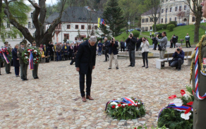 Místopředseda Senátu Parlamentu ČR Jan Horník vzdává hold
