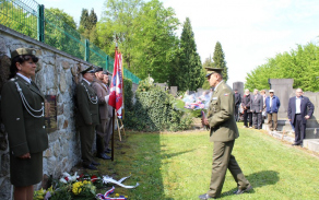 ředitel KVV pokládá kytici na židovském hřbitově