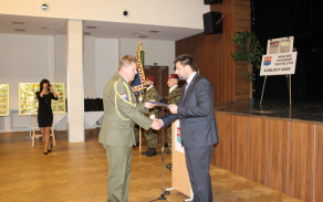Převzetí seznamu veteránů ředitelem Krajského vojenského velitelství Karlovy Vary 