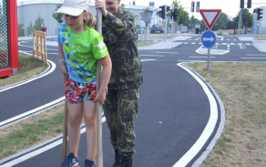 Na chůdách skoro bez pomoci