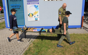 Přenos raněného na ošetřovnu