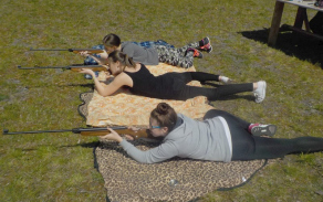 pečlivě zamířit a lehce stisknout spoušť